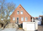 Zwei Häuser auf einen Streich mit Traumausblick in Lechstedt – ein Steinwurf von Hildesheim entfernt - Haus Frontansicht
